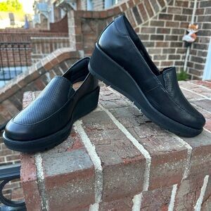 Comfortiva Black Perforated & smooth Leather loafers. Size 7